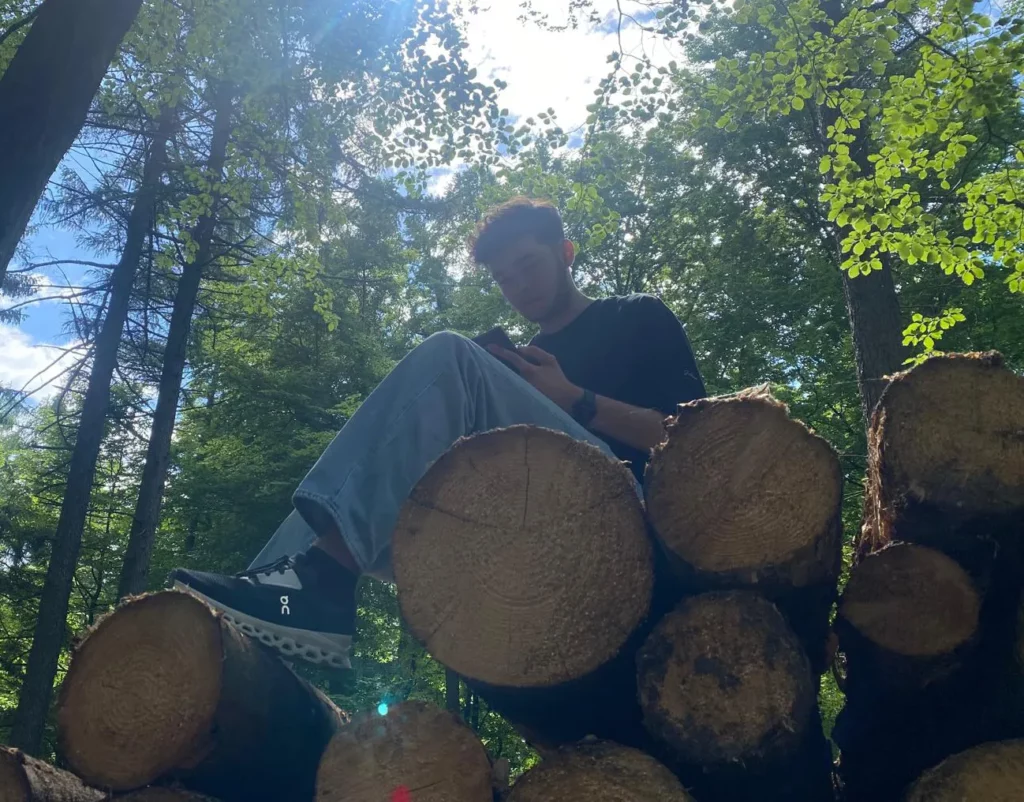 Porträt oder Teamfoto: Julian Kusch Auf Baum auf der Seite „Konstanz im B2B Content Marketing als Schlüssel zum Erfolg“