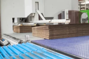 Packners Produktion Kartonstapel Fördertechnik zur KNDR Referenz „Employer Branding bei Packners: 180 Bewerbungen!“