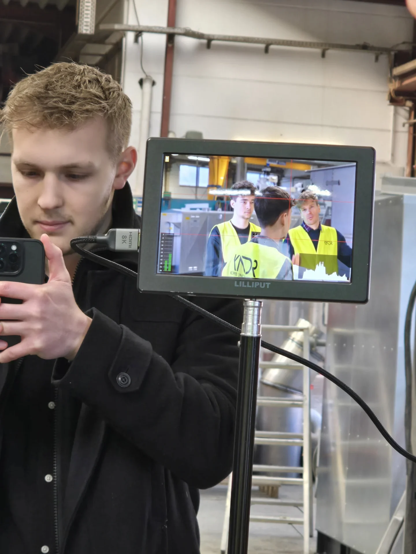 Kameramonitor zeigt die Vorbereitung einer Filmszene im Betrieb