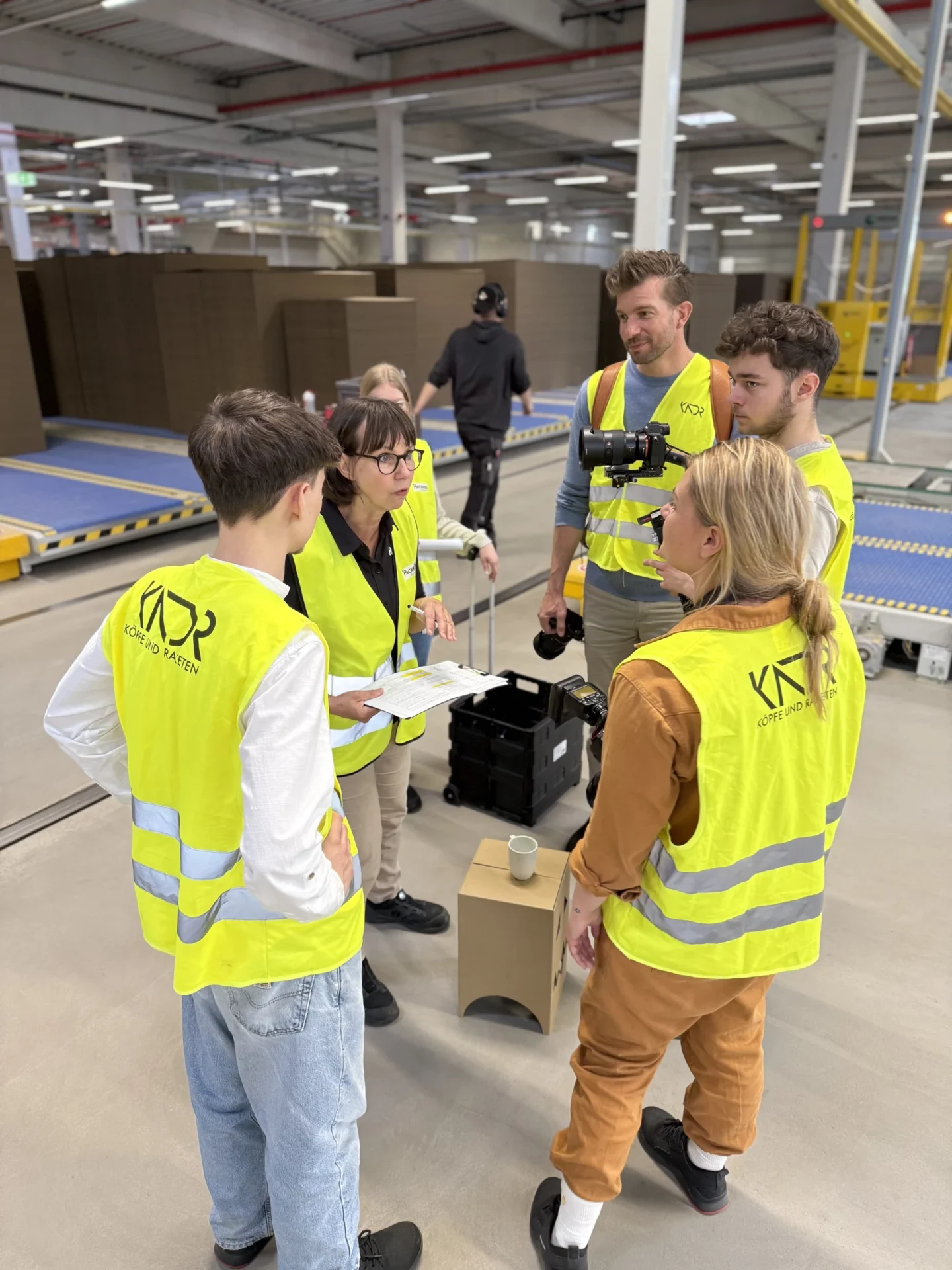 KNDR-Filmteam im Gespräch vor einem Dreh in der Produktion