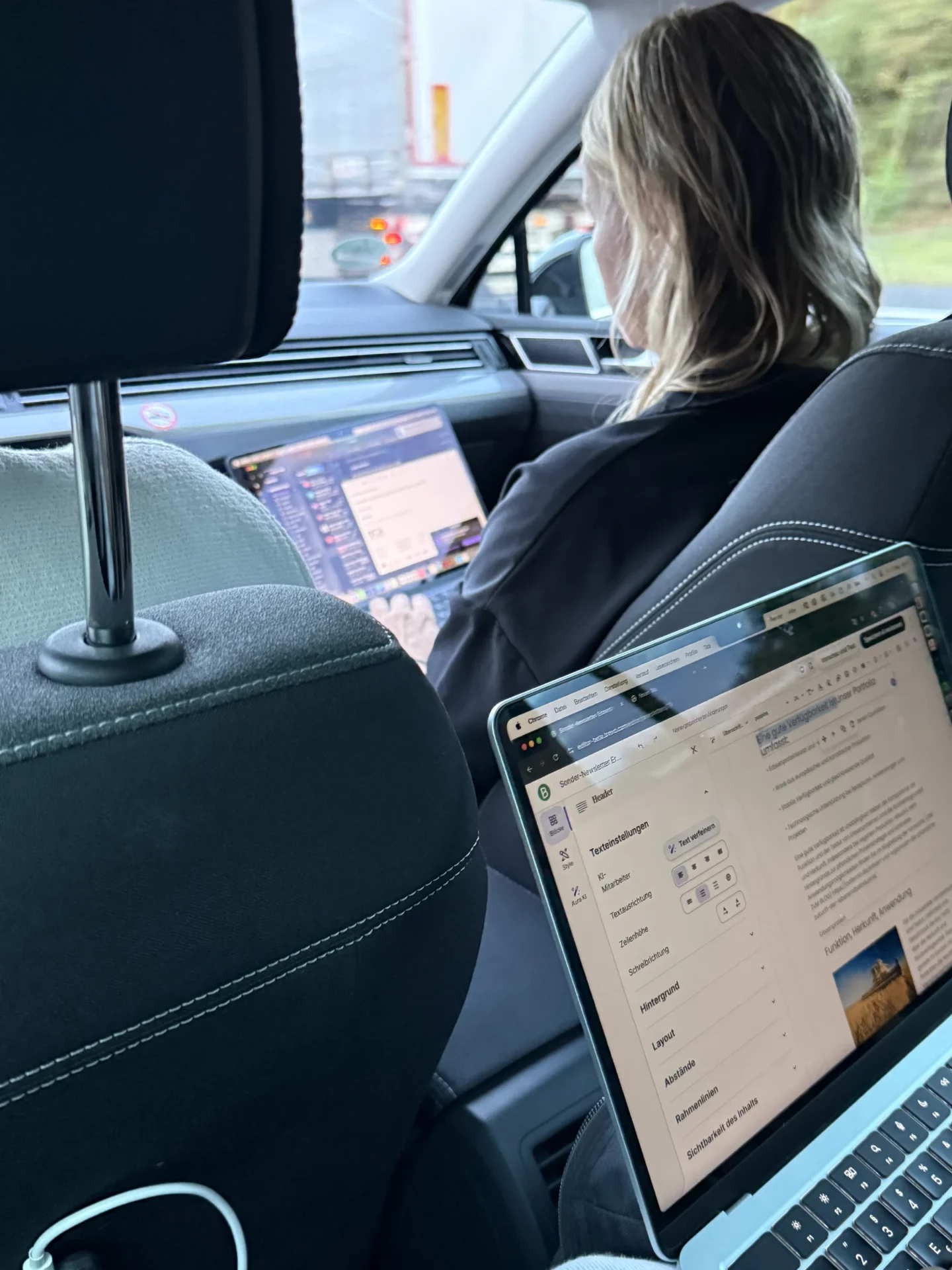 Arbeit am Laptop auf dem Beifahrersitz