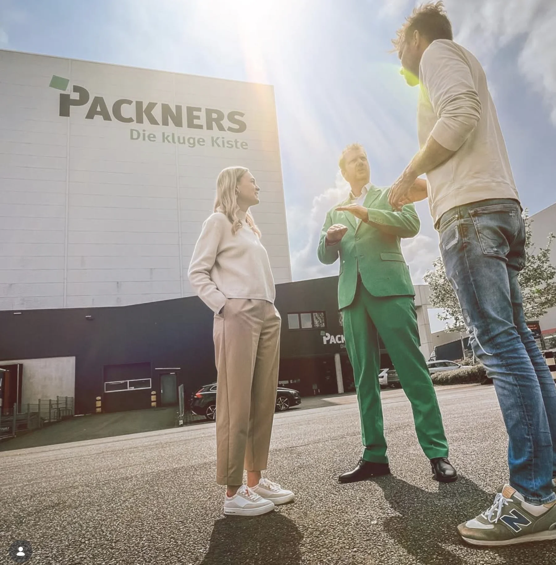 Projektgespräch vor dem PACKNERS-Gebäude