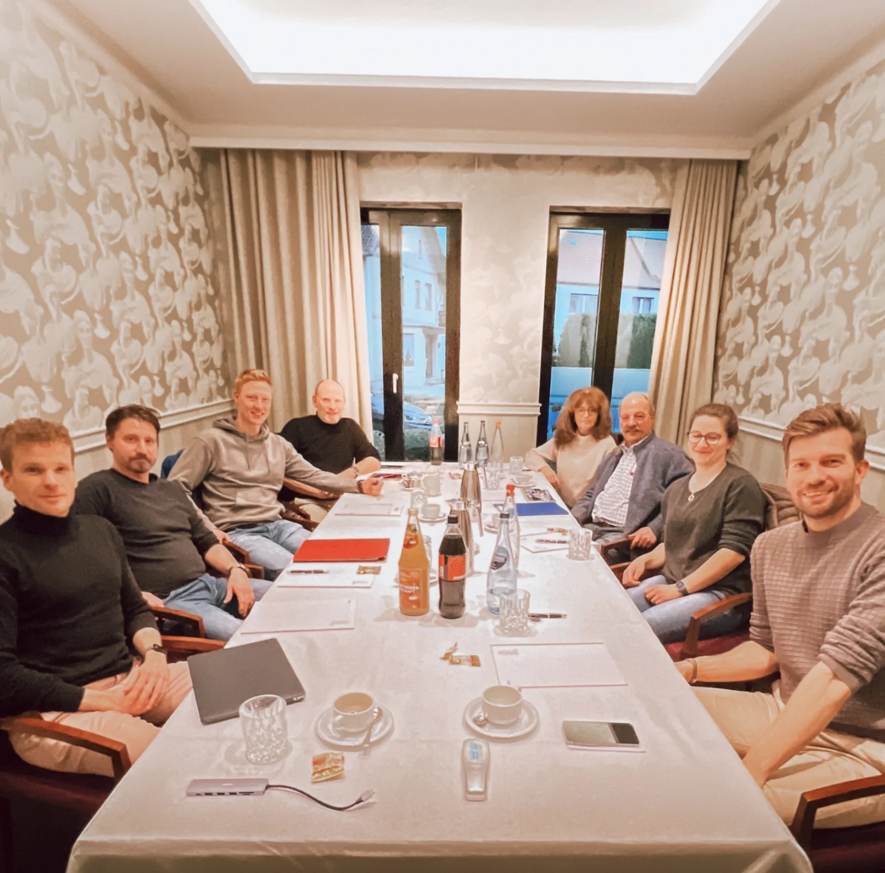 Projektteam am Besprechungstisch bei Stemmer