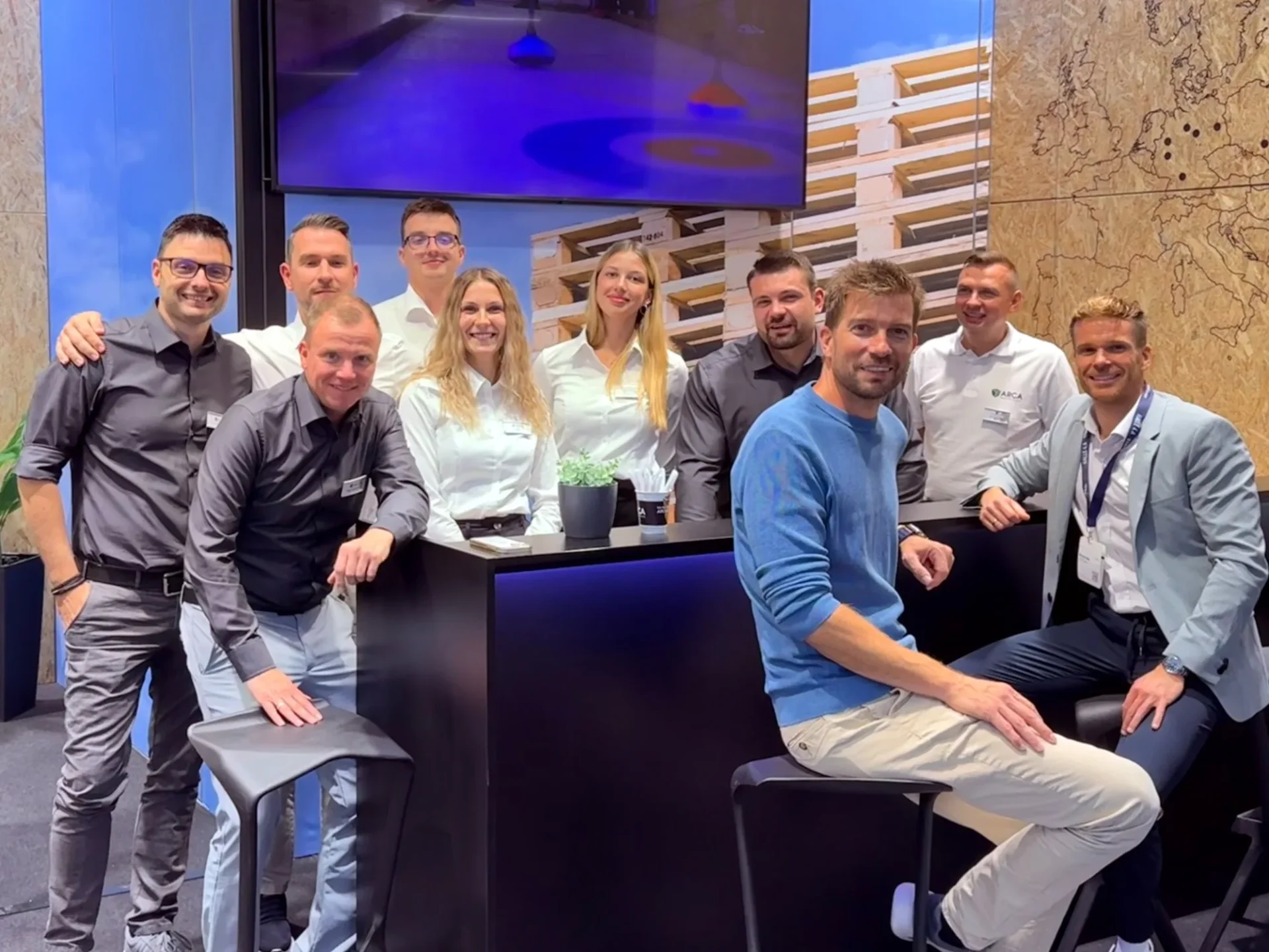 Gruppenfoto von EVS und ARCA auf der FACHPACK mit Marcel Aue und Chris Griethe