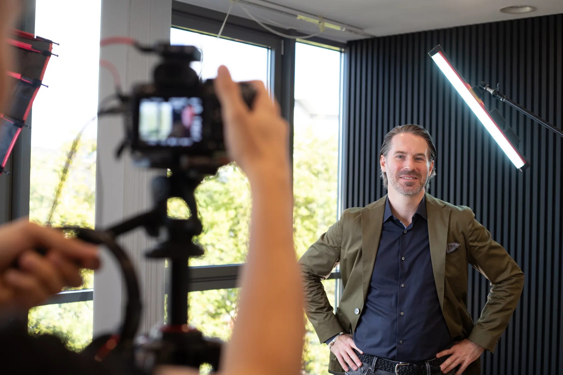 Andreas Pabst von COFERMIN steht bei einem Videodreh vor der Kamera
